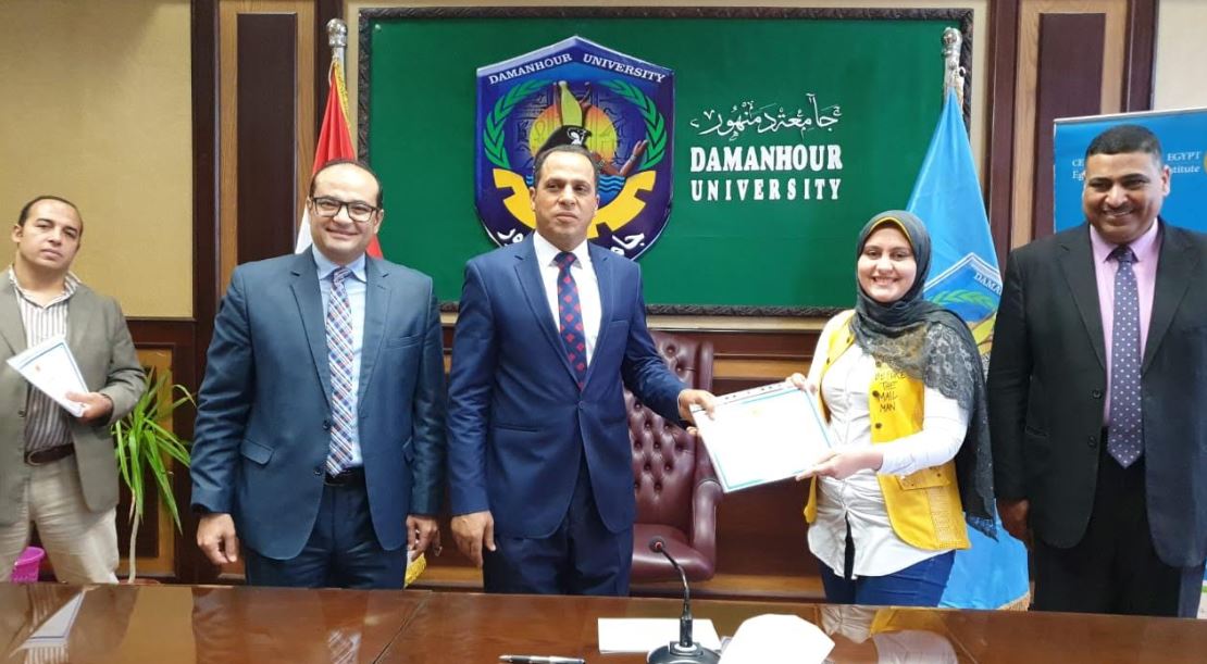 رئيس جامعة دمنهور يكرم الطلاب الحاصلين على منحة البنك المركزي