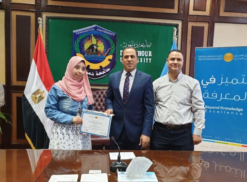 رئيس جامعة دمنهور يكرم الطلاب الحاصلين على منحة البنك المركزي