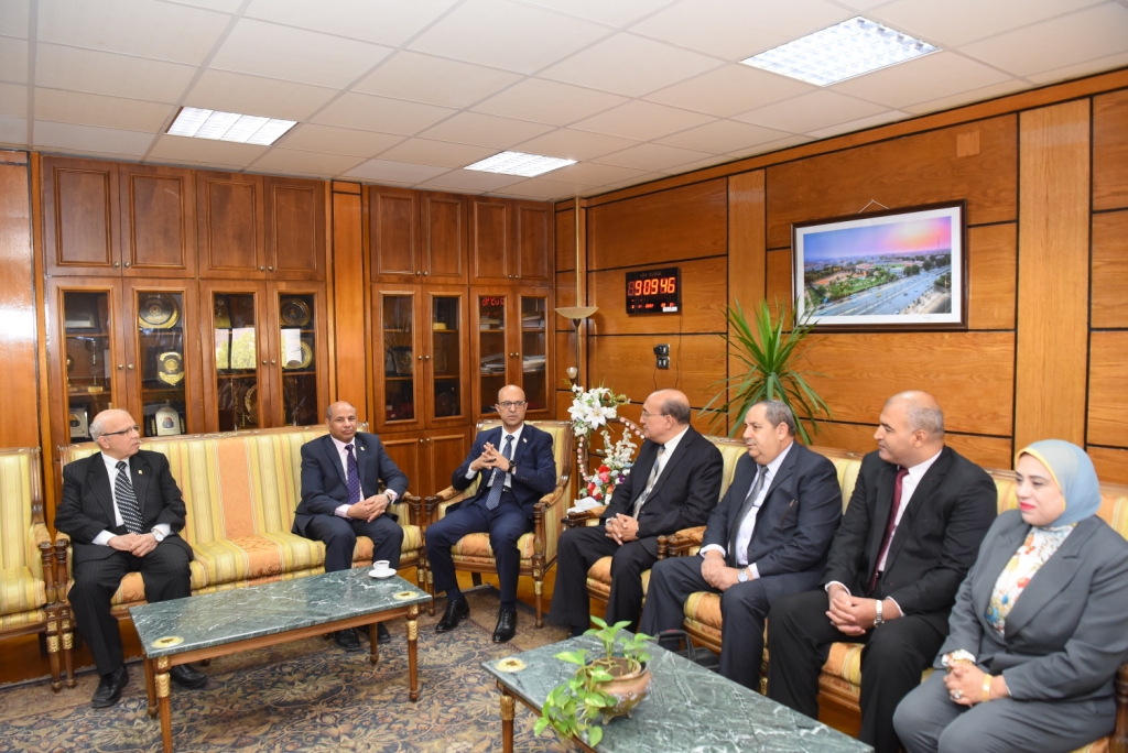 رئيس جامعة أسيوط يستقبل وفد ضمان الجودة فى زيارتهم لكلية التربية