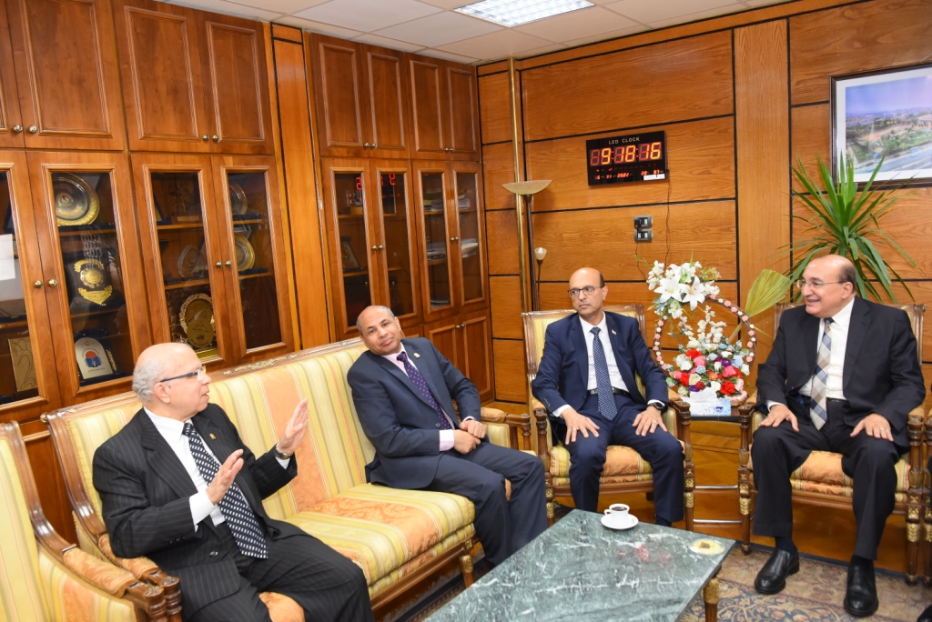 رئيس جامعة أسيوط يستقبل وفد ضمان الجودة فى زيارتهم لكلية التربية