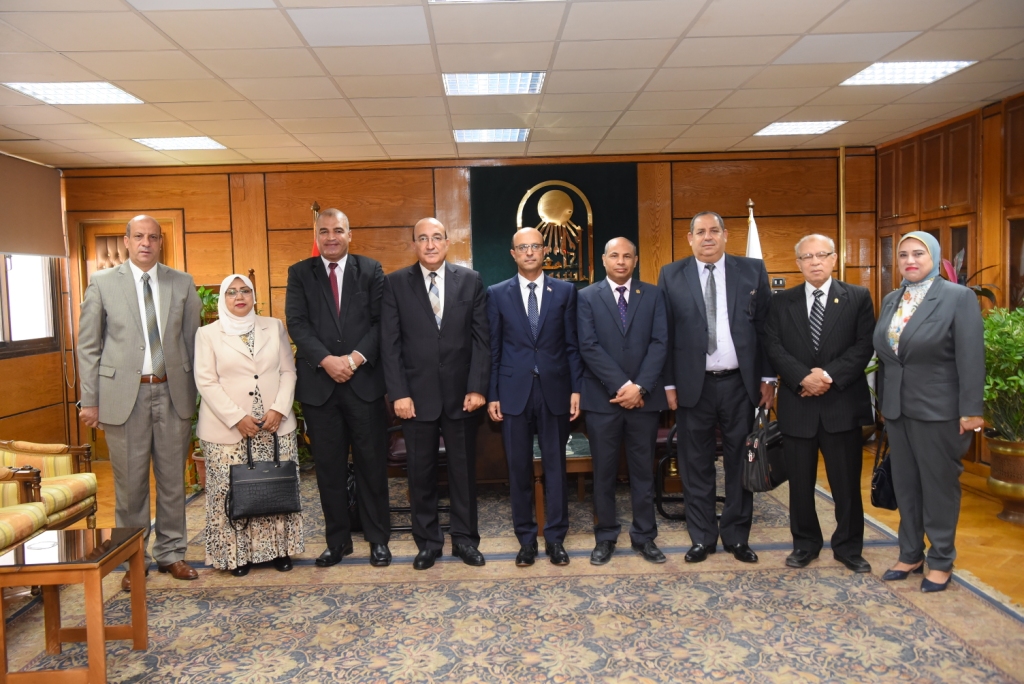 رئيس جامعة أسيوط يستقبل وفد ضمان الجودة فى زيارتهم لكلية التربية