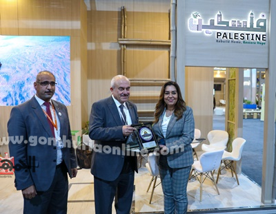 وزير الحكم المحلي الفلسطيني يهدي درع القدس للدكتورة منال عوض وزيرة التنمية المحلية