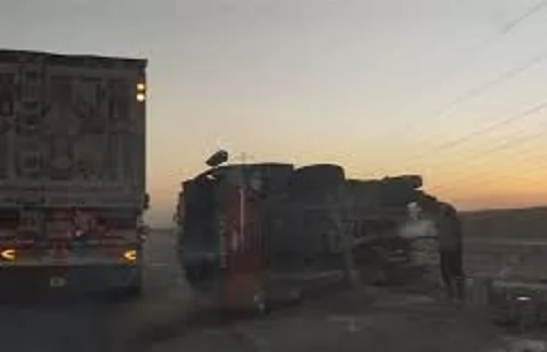 تفاصيل انقلاب سيارة نقل محملة بالملابس أمام مول العابد بمدينة طوخ