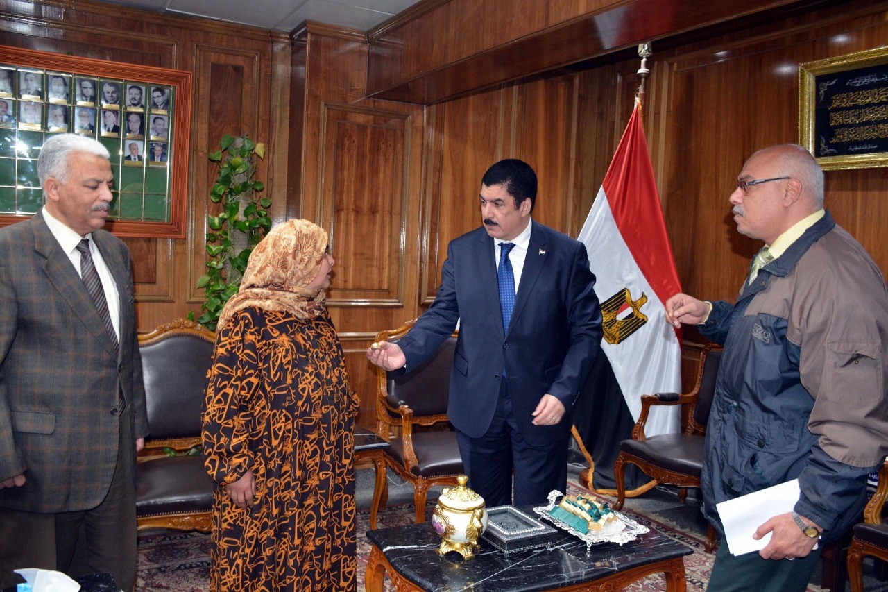 محافظ القليوبية لبائعة البرسيم 