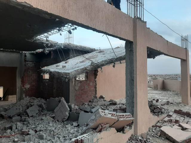 جهاز الشروق يزيل دور مخالف ويغلق 9 ورش بالتعاون مع شرطة التعمير.. بالصور
