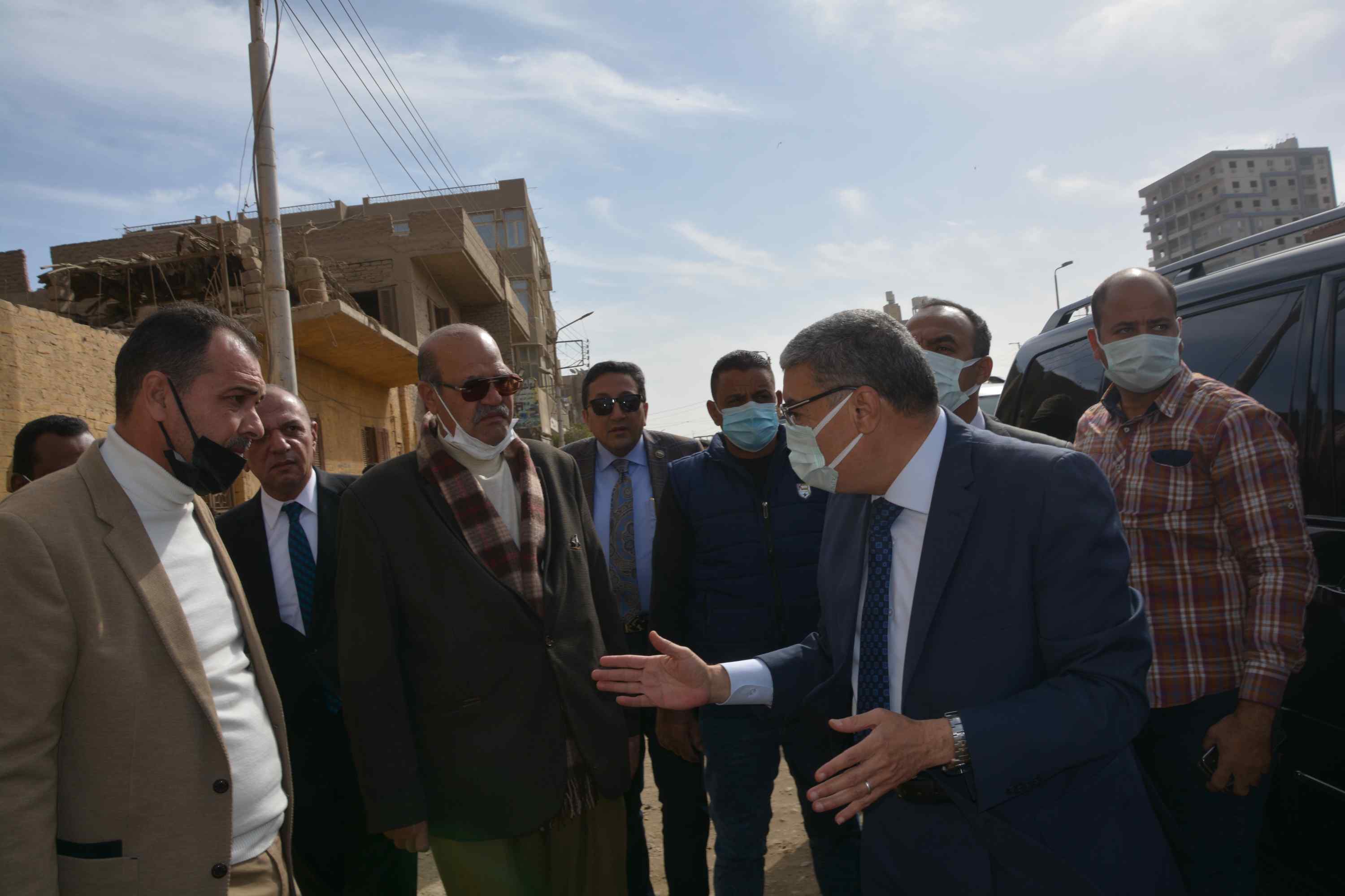 محافظ المنيا يتفقد عددا من مشروعات قطاعي الصحة والرصف بمركز بني مزار