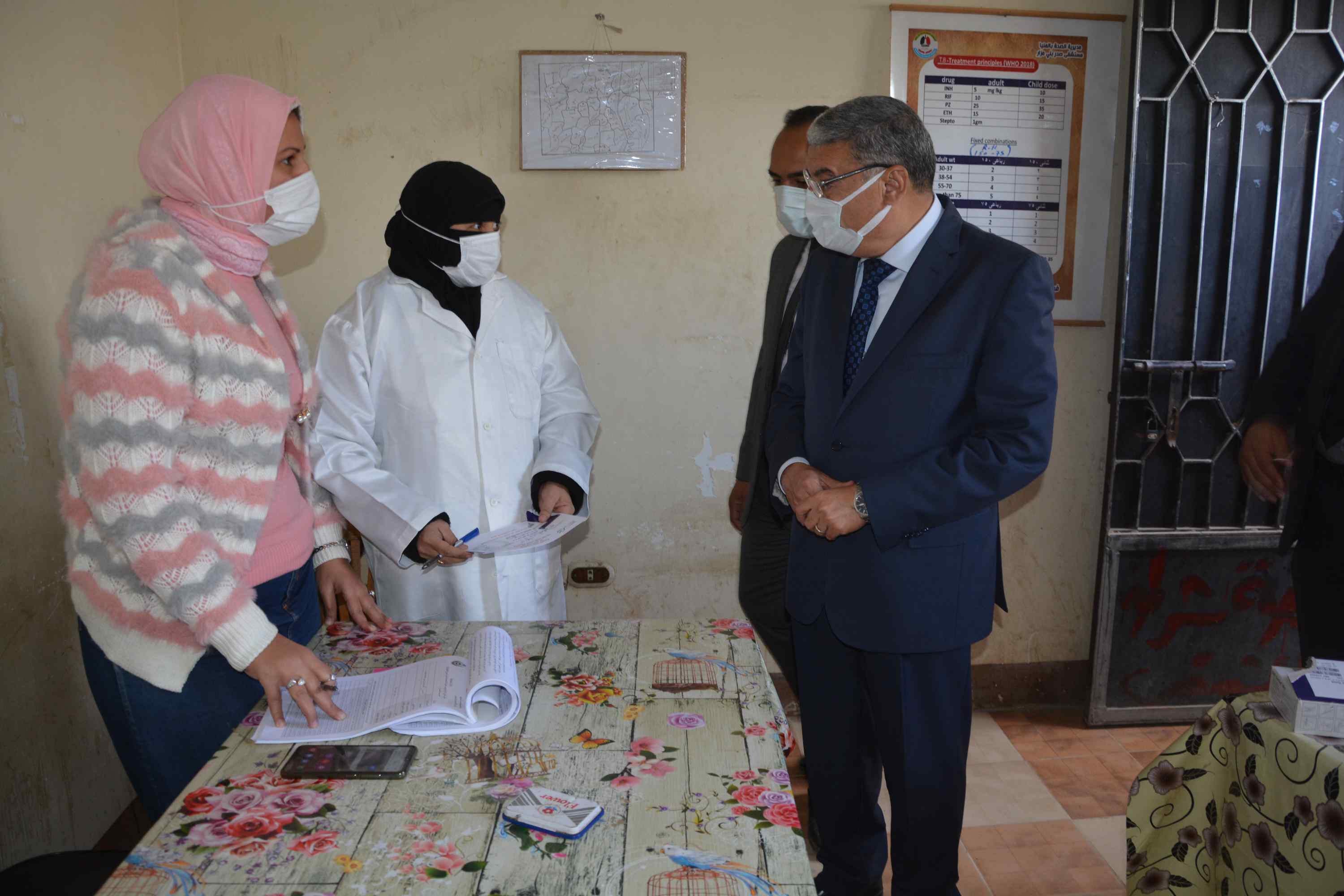 محافظ المنيا يتفقد عددا من مشروعات قطاعي الصحة والرصف بمركز بني مزار