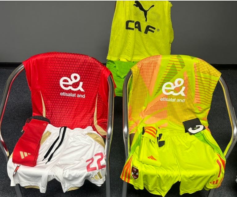 الأهلي بالقميص الاحمر والشورت الابيض امام أورلاندو