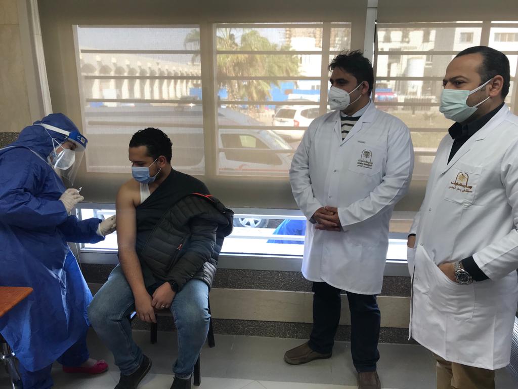 الأطقم الطبية ببدر الجامعي تتلقى التطعيمات