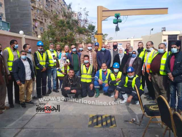 العاملون بمحطة رفع جرين بلازا