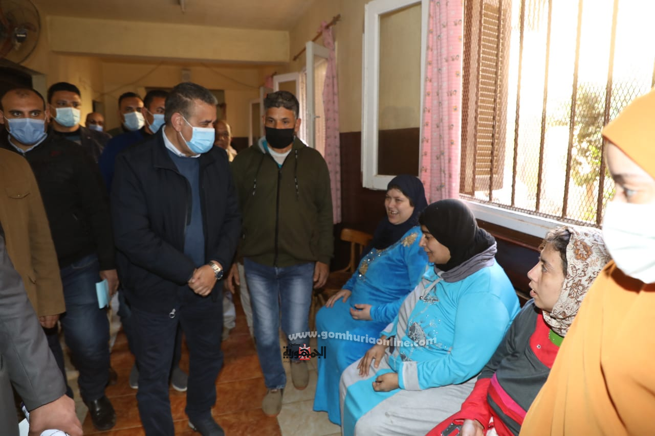 محافظ المنوفية يوزع بطاطين ولحاف الشتاء على نزلاء مؤسسة الرعاية الاجتماعية بمنوف وصرف (50) ألف جنيه كدعم للمؤسسة 