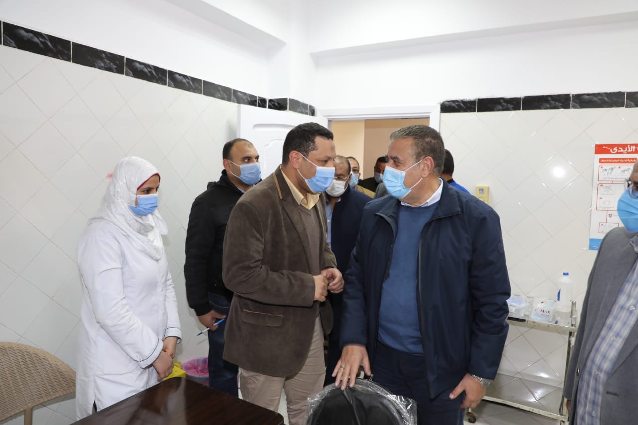 محافـظ المنوفية يتفقد مركز تلقي لقاح كورونا ويقرر صرف مكافأة مالية للأطقم الطبية بحميات منوف