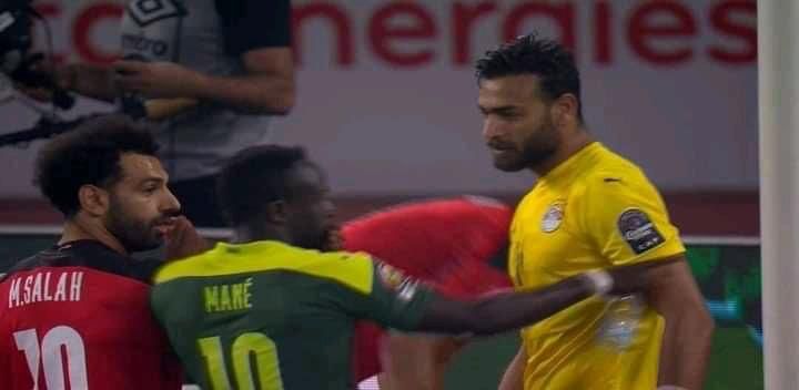 مصر ضد السنغال.. شاهد لحظة توجيه محمد صلاح لابو جبل قبل التصدى لركلة جزاء اسود التيرانجا