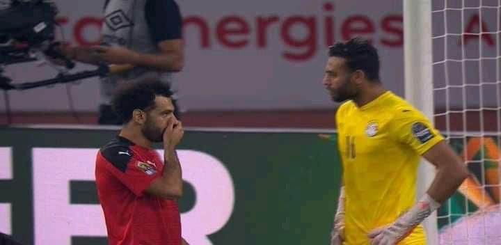 مصر ضد السنغال.. شاهد لحظة توجيه محمد صلاح لابو جبل قبل التصدى لركلة جزاء اسود التيرانجا