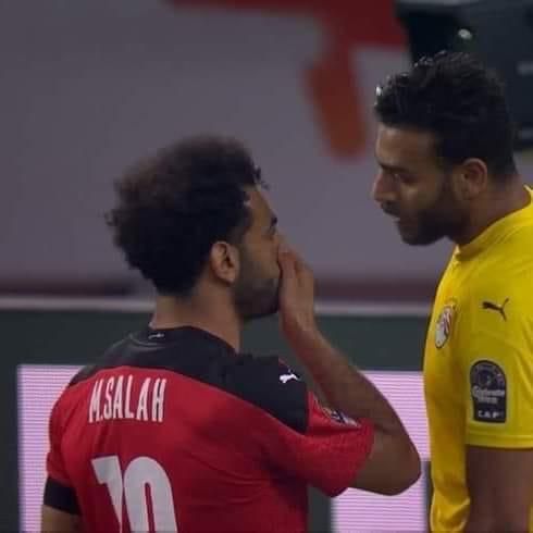 مصر ضد السنغال.. شاهد لحظة توجيه محمد صلاح لابو جبل قبل التصدى لركلة جزاء اسود التيرانجا