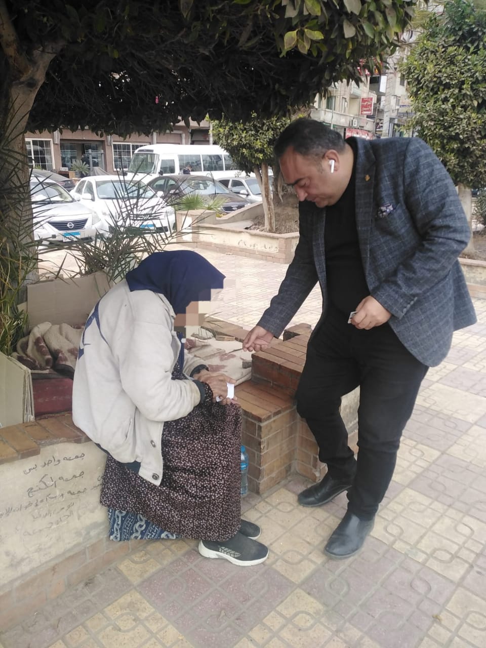فريق الدعم السريع بمديريه التضامن يتعامل مع السيده المسنه 