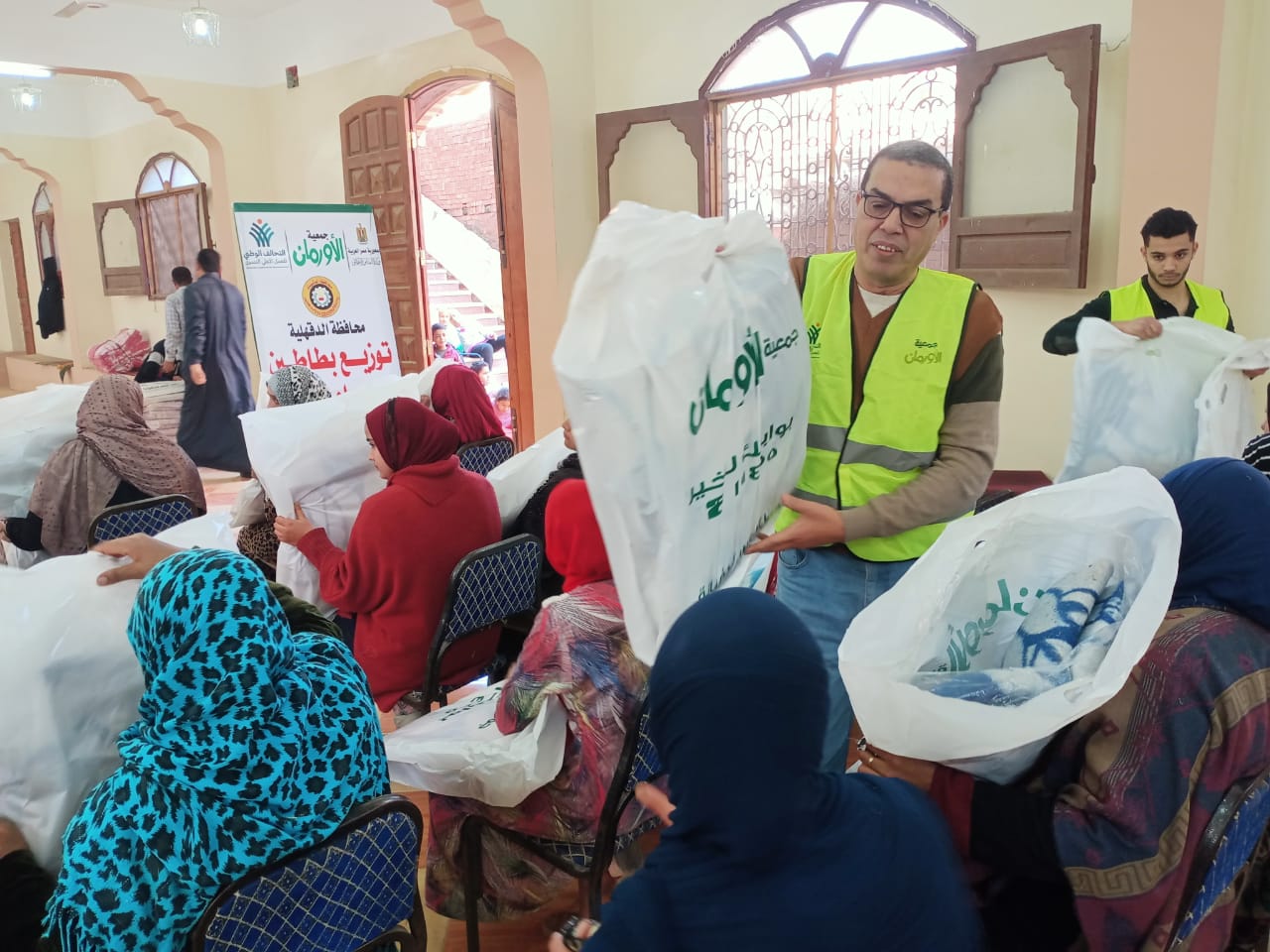 توزيع بطاطين على 450 مستفيد بقرى مركز ميت غمر