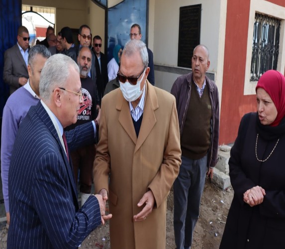 الهجان يتفقد أعمال إصلاح عطل بخط الصرف الصحي بمجزر كفر سعد ببنها