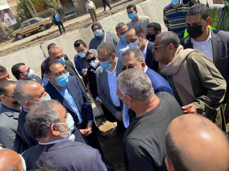 بالصور.. النائب محمود منصور يرافق رئيس الوزراء أثناء تفقده محطة مياه الباجور