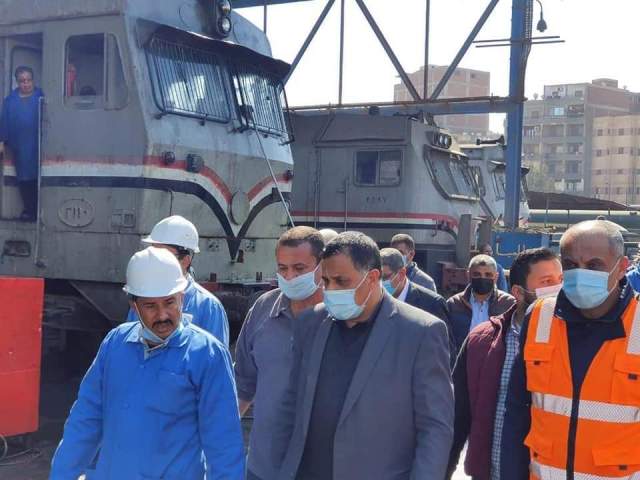 رئيس السكة الحديد يتفقد الأعمال بورش الفرز بالقاهرة