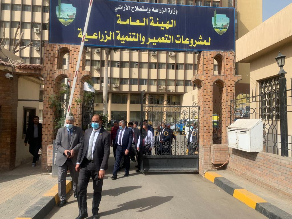 وزير الزراعة يقوم بزيارة مفاجئة لهيئة التعمير والتنمية الزراعية 