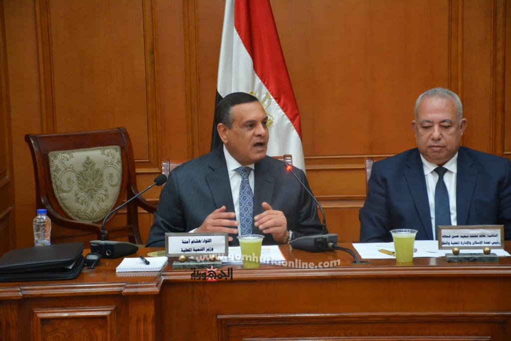 اللواء هشام أمنة خلال إستعراضه جهود الوزارة أمام لجنة الإدارة المحلية بالشيوخ 