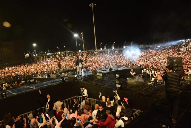 مارسيلو والعسيلي يشعلان الجزء الأول من حفل الأكاديمية البحرية 