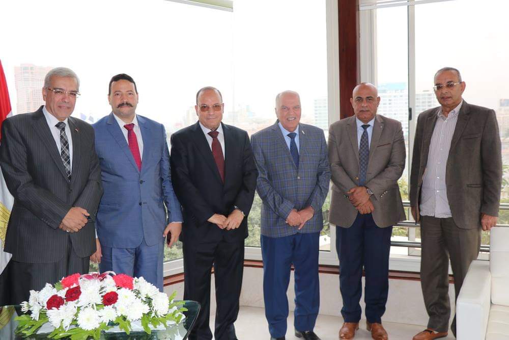 مدير تعليم الجيزة يشارك في مؤتمر المعلمين الداعم للتعديلات الدستورية بحضور 10 آلاف معلم.. صور