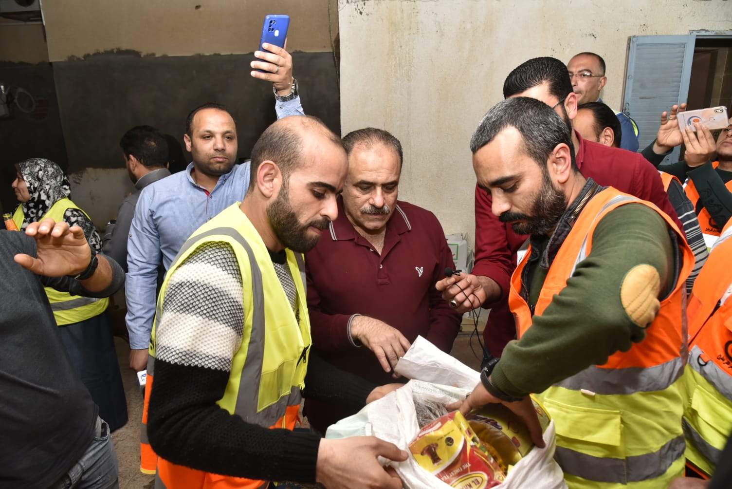 سكرتيرعام محافظة مطروح يزور جمعية أصدقاء مرضى الكلى 