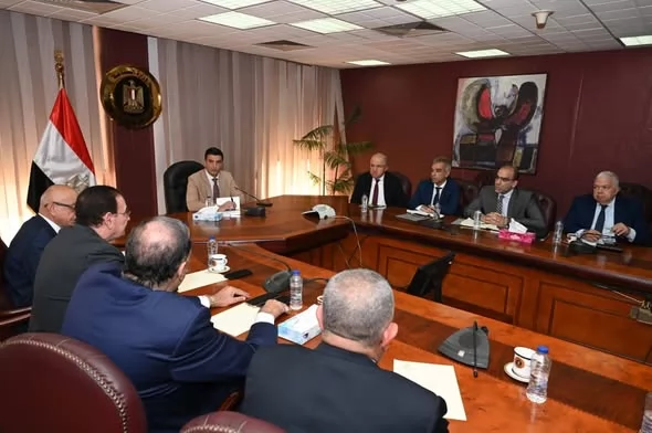 اجتماع وزاري مع اتحاد الصناعات لتعزيز الاستفادة من الخامات المحلية 