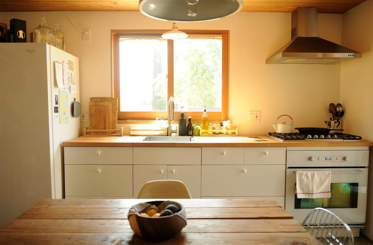 أشياء لا تحتفظ بها لتقليل الفوضى على طاولة المطبخ 