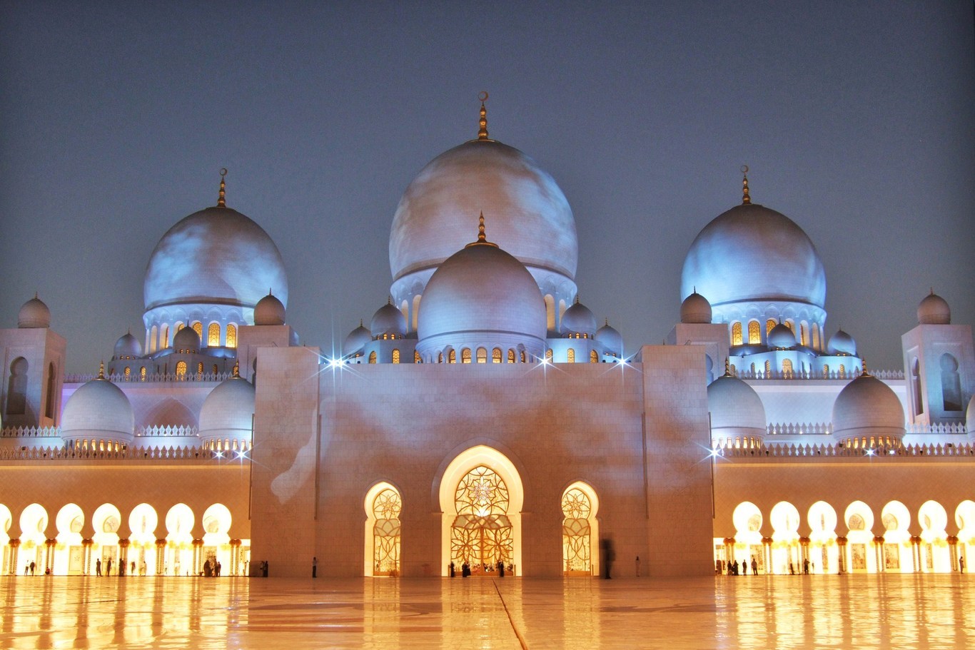 جامع الشيخ زايد الكبير .. عبقرية التصميم وفخامة البناء