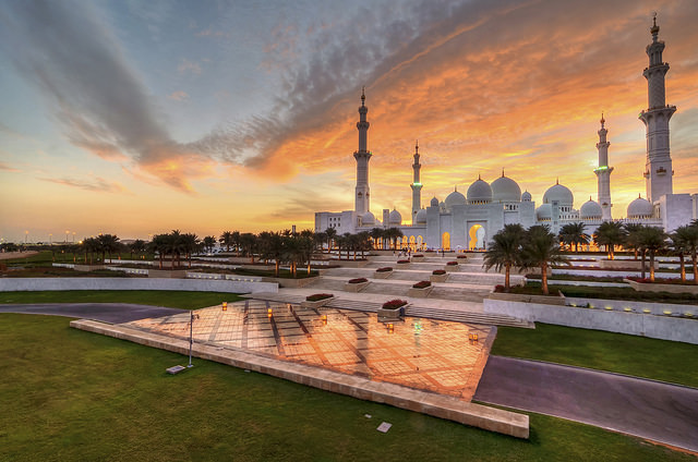 جامع الشيخ زايد الكبير .. عبقرية التصميم وفخامة البناء