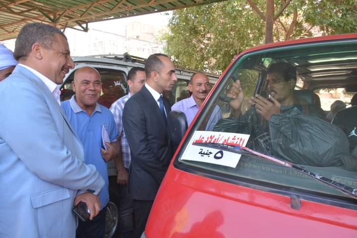 القاضي يتفقد مواقف سيارات نقل الركاب بمركز المنشاة وحي غرب سوهاج