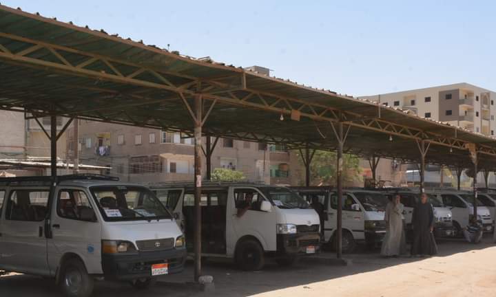القاضي يتفقد مواقف سيارات نقل الركاب بمركز المنشاة وحي غرب سوهاج