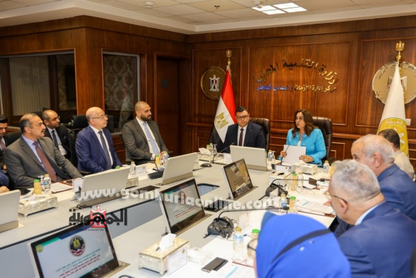 الدكتورة منال عوض وزيرة التنمية المحلية خلال الإجتماع
