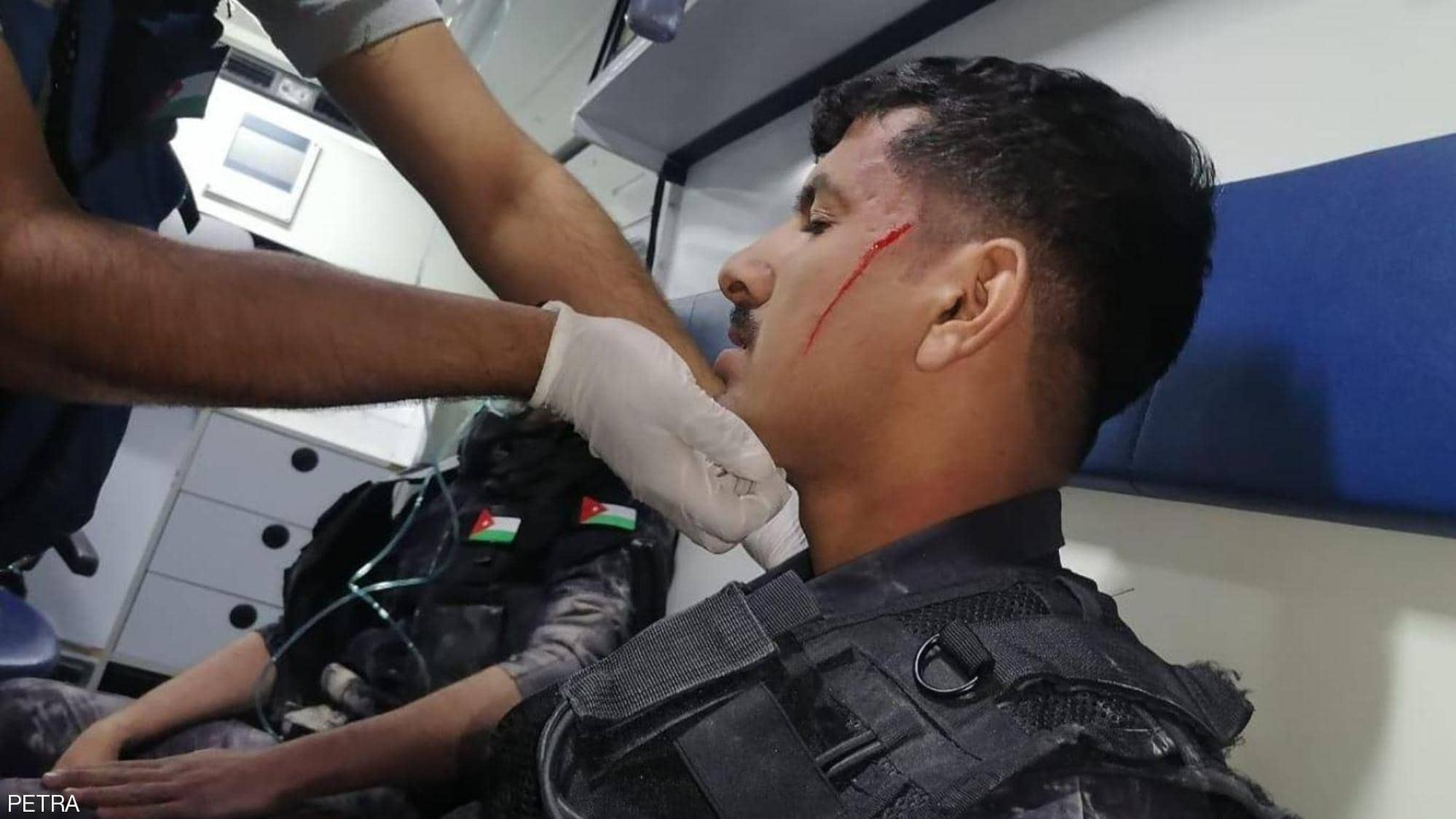 بالصور.. أعمال شغب وإحراق مركبات غربي العاصمة الأردنية عمان