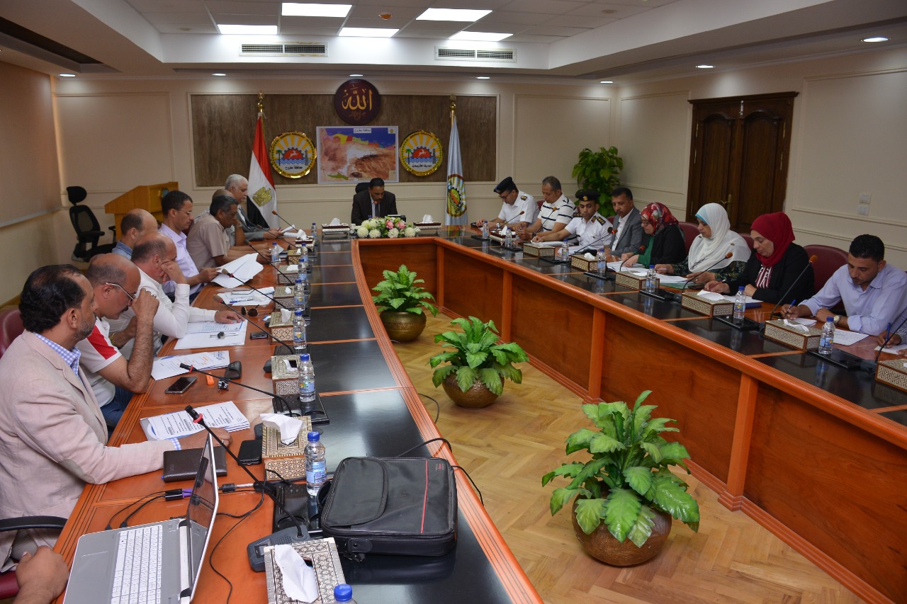 تنظيم انتظار السيارات لتيسير الحركة المرورية بشوارع مطروح