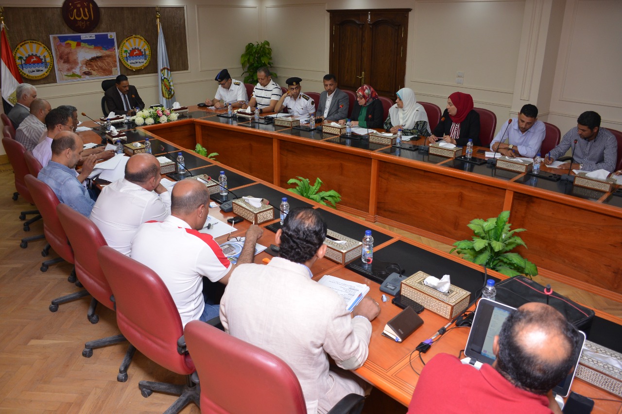 تنظيم انتظار السيارات لتيسير الحركة المرورية بشوارع مطروح