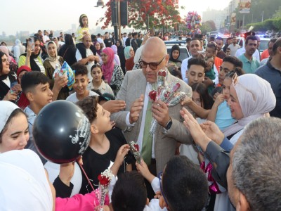 محافظ القليوبية يقدم التهنئة والورود للمواطنين عقب صلاة عيد الأضحى