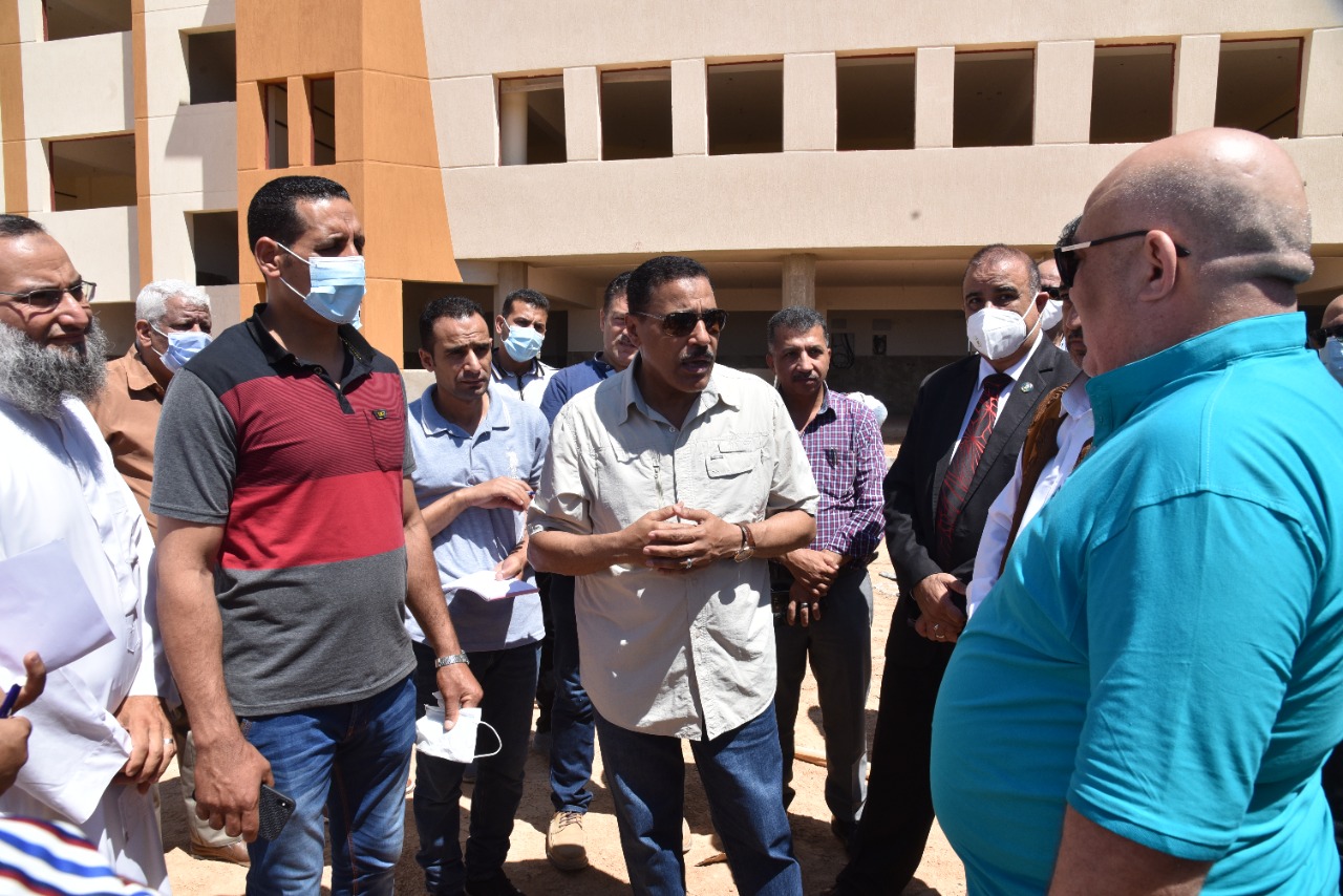 جولة ميدانية  لمحافظ مطروح لمتابعة سير المشروعات التعليمية الجارية  بالمحافظة 