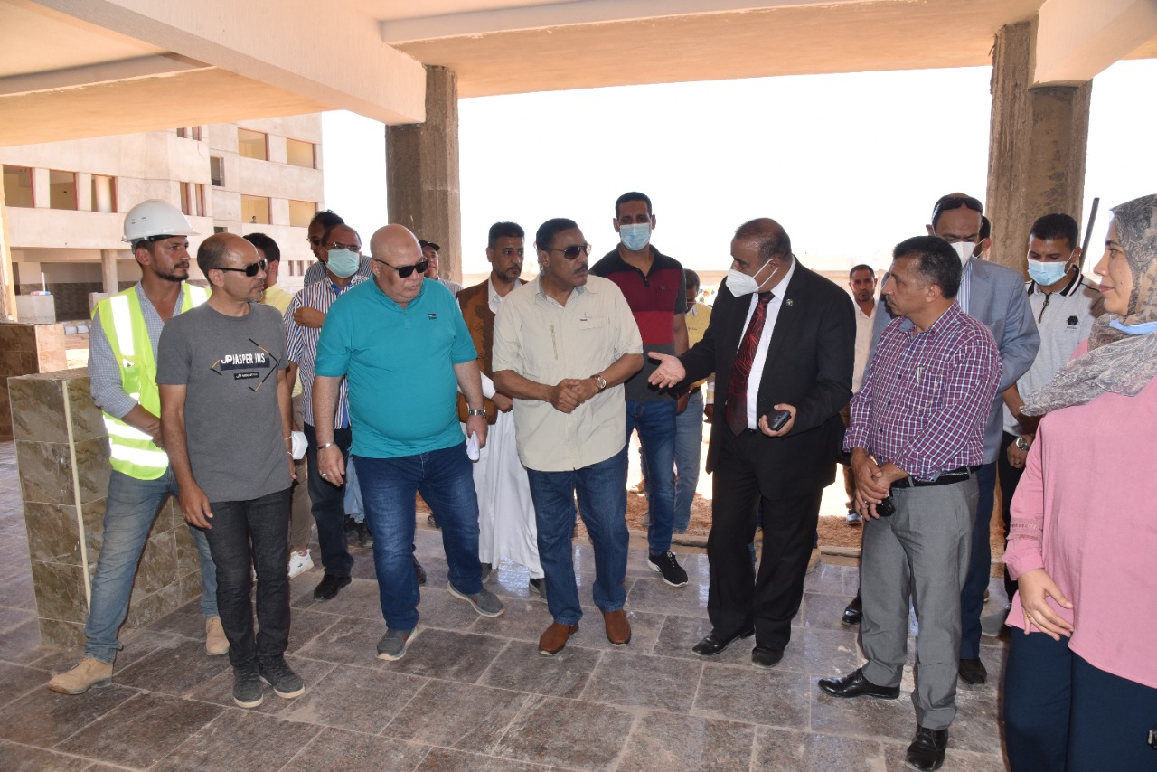 جولة ميدانية  لمحافظ مطروح لمتابعة سير المشروعات التعليمية الجارية  بالمحافظة 