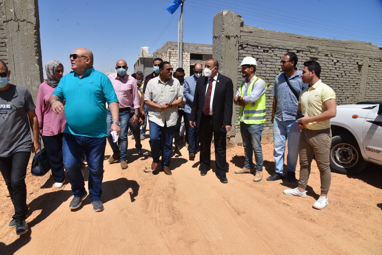 جولة ميدانية  لمحافظ مطروح لمتابعة سير المشروعات التعليمية الجارية  بالمحافظة 