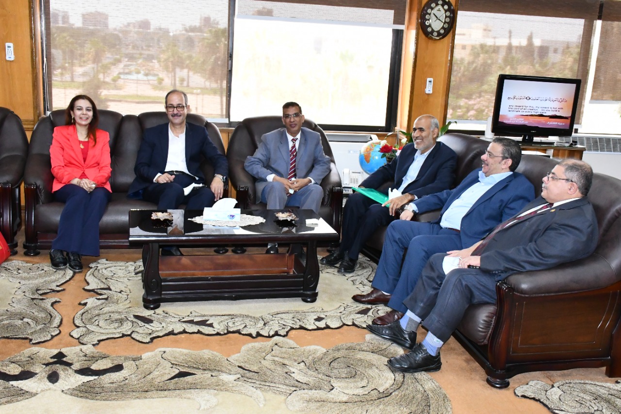 فريق المتابعة والدعم الفني بمشروع دعم وتطوير الفاعلية التعليمية في زيارة لجامعة قناة السويس 