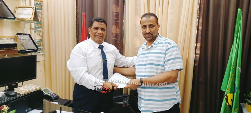 المهندس عصام سلام مدير عام إدارة قويسنا التعليمية يسلم الأستاذ محمد عبد المحسن قرار تعيينه مديراً لمدرسة قويسنا الرسمية للغات