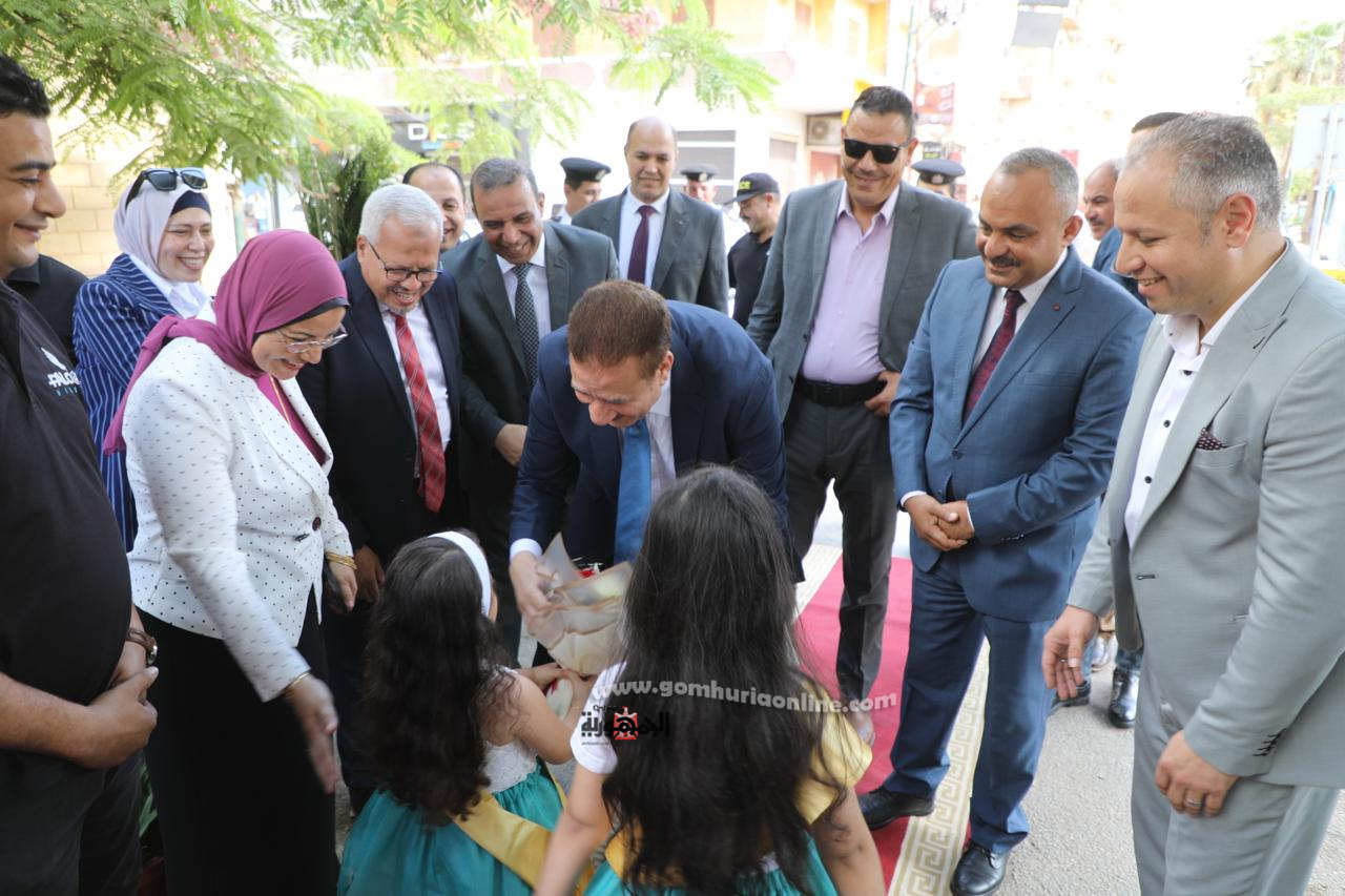 العاملون بالديوان العام يستقبلونالمحافظ ونائبه بالورود والزغاريد
