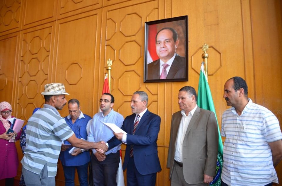 الإسماعيلية تسلم 41 عقد تمليك أراضي للجادين..صور