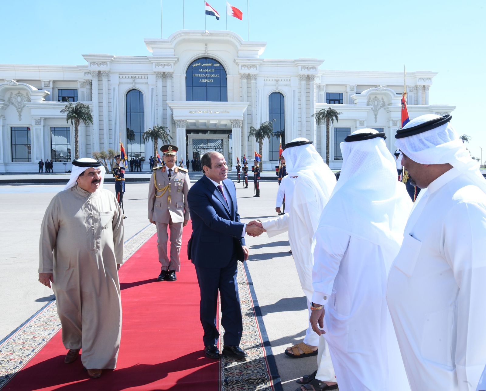 الرئيس السيسي يودّع عاهل مملكة البحرين لدى مغادرته مدينة العلمين