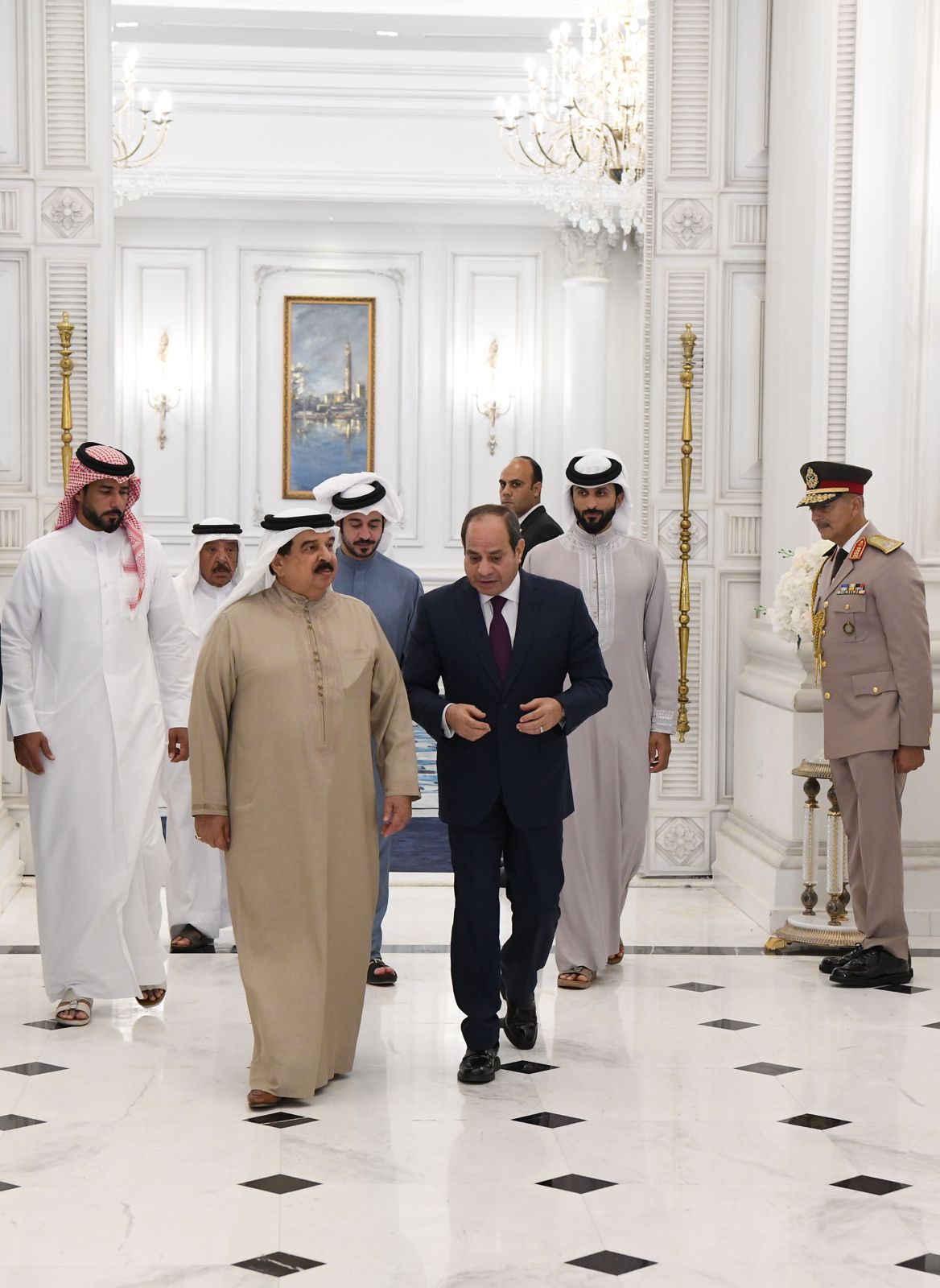 الرئيس السيسي يودّع عاهل مملكة البحرين لدى مغادرته مدينة العلمين