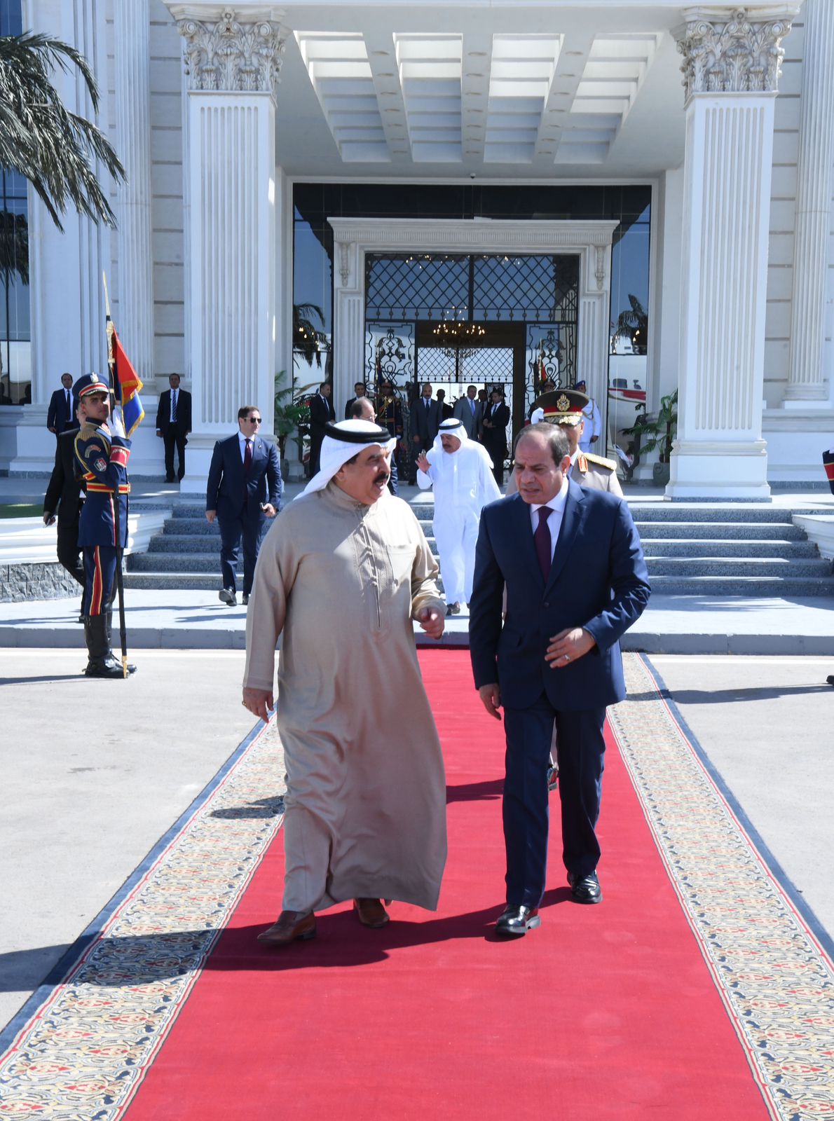 الرئيس السيسي يودّع عاهل مملكة البحرين لدى مغادرته مدينة العلمين